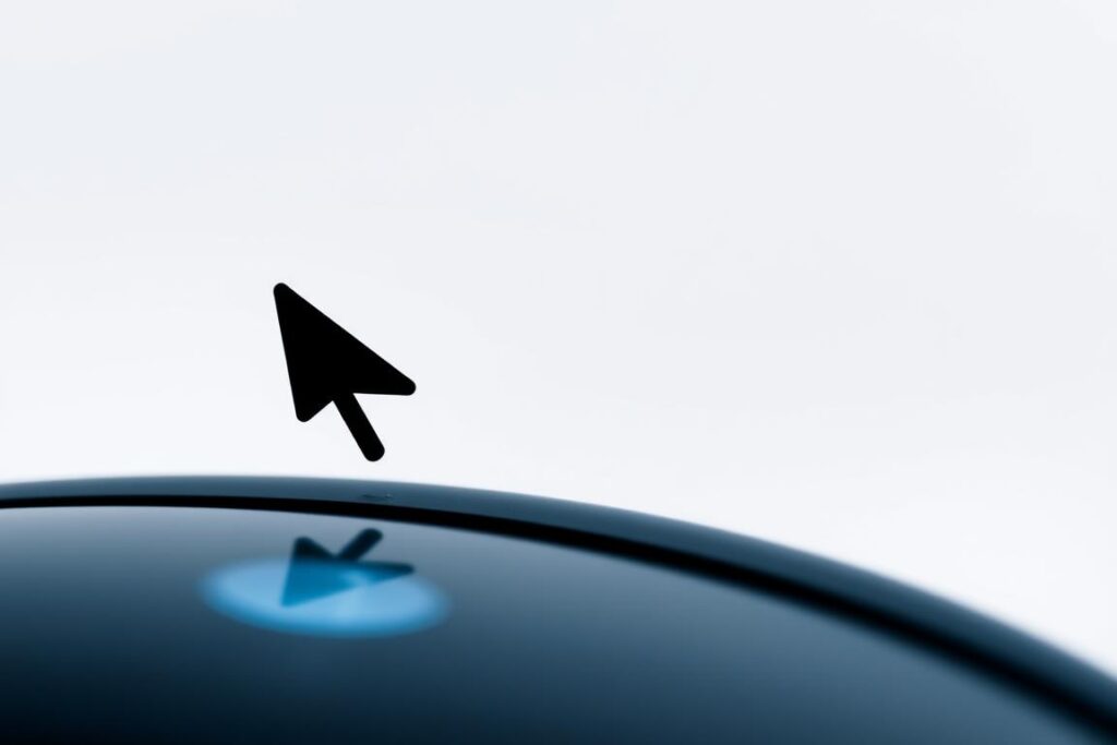 A close-up of a modern computer cursor icon, rendered with a photorealistic style. The cursor is displayed against a clean, minimalist background, with subtle lighting and shadows that create a sense of depth and dimensionality. The cursor should appear crisp, sharp, and responsive, reflecting the user's interactions with the touchpad or mouse. The overall composition should convey a sense of simplicity, clarity, and functionality, reflecting the "Typische Symptome verstehen und gezielt lösen" section of the article.